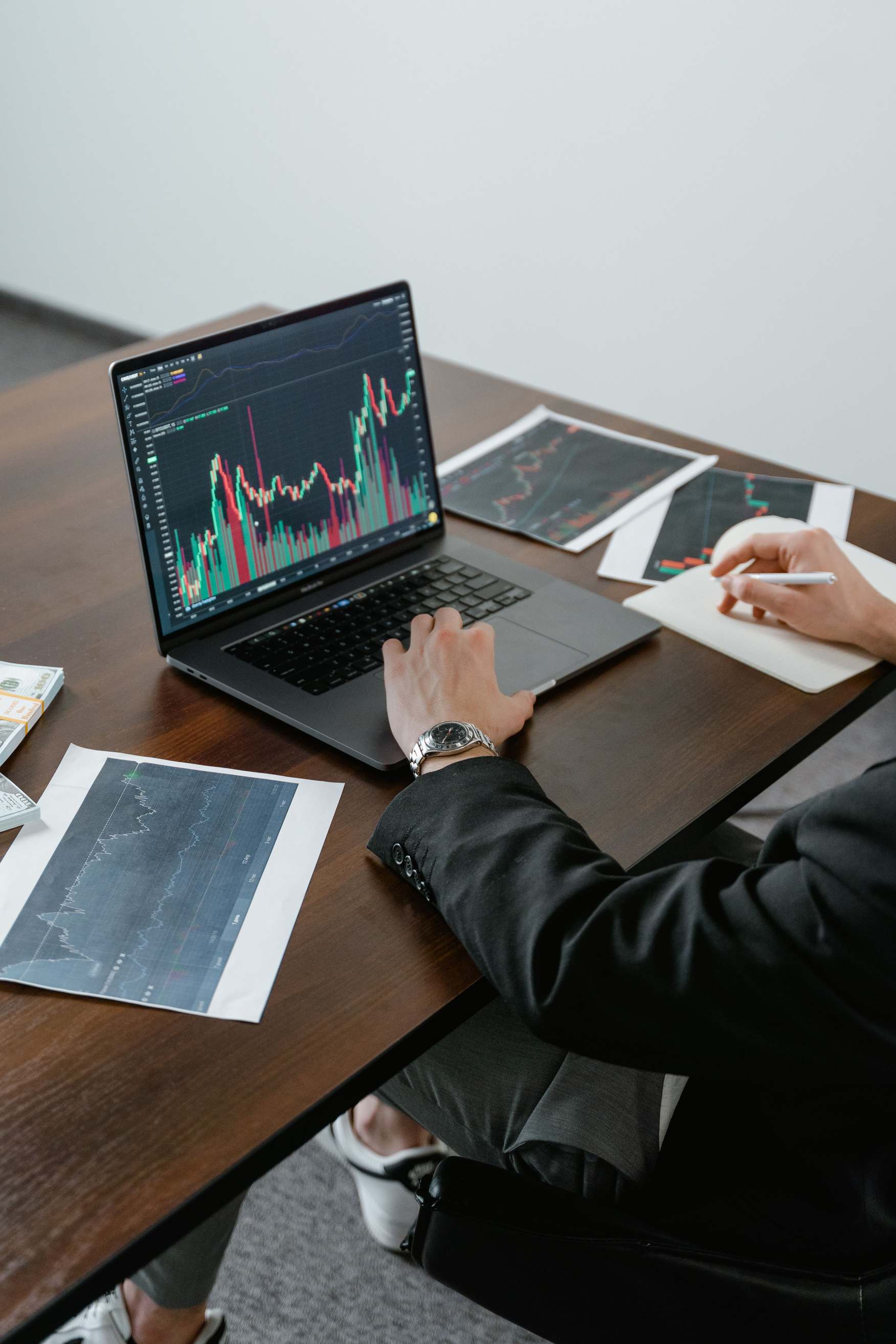Person arbeitet an einem Bildschirm mit Finanzdaten