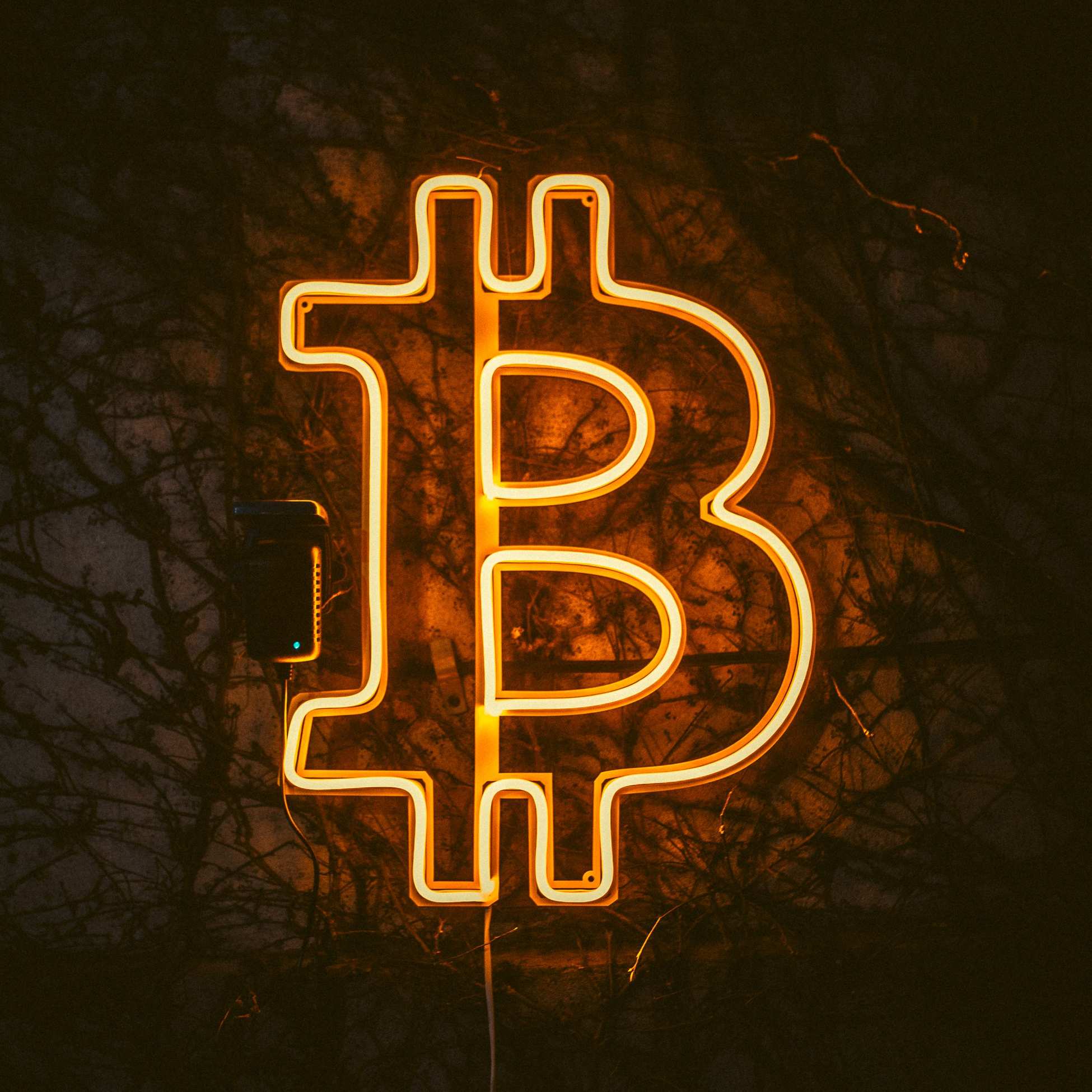 Leuchtendes Bitcoin-Symbol fuer den digitalen Markt