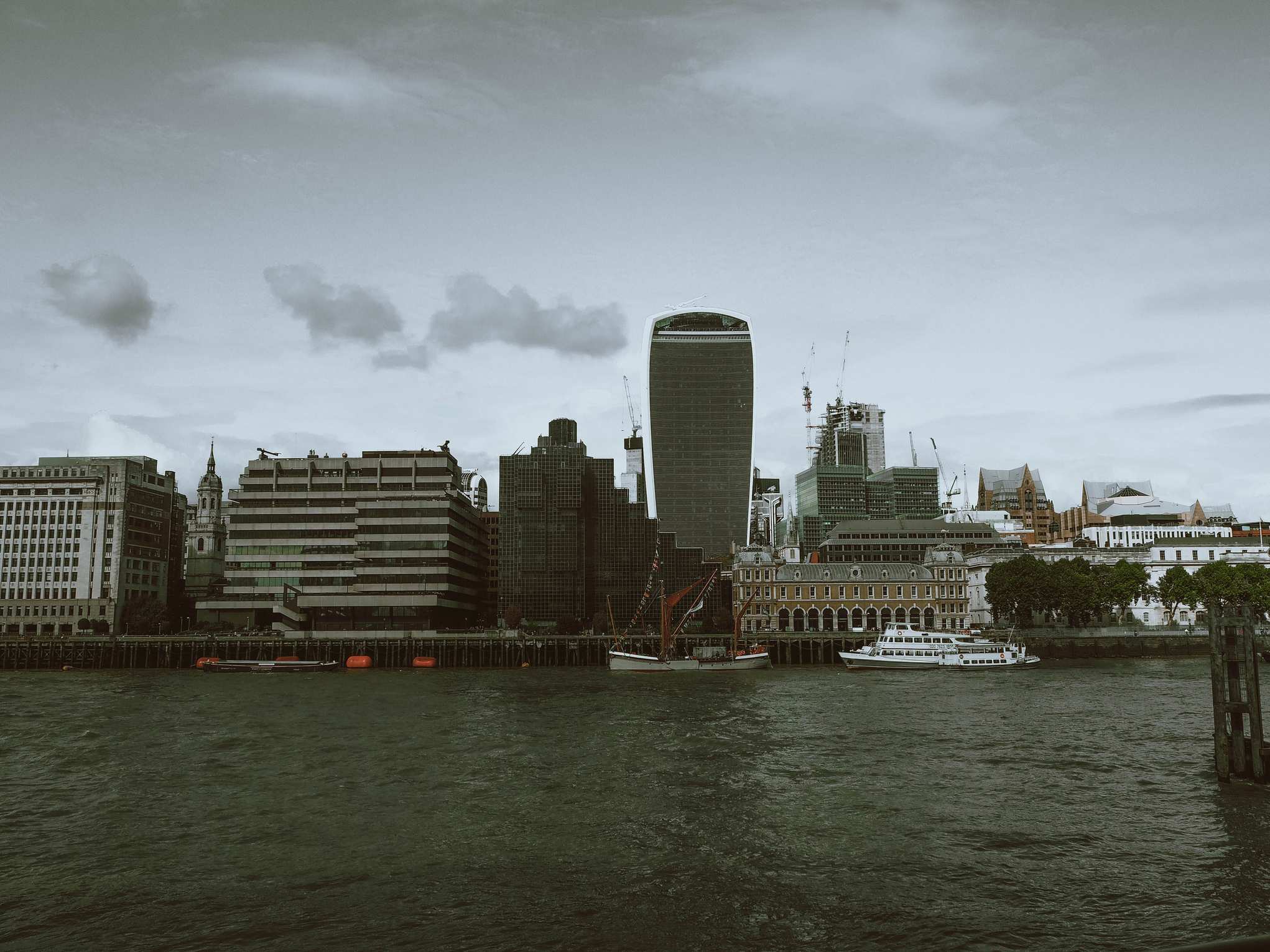 Londoner Skyline mit Hochhaeusern am Wasser